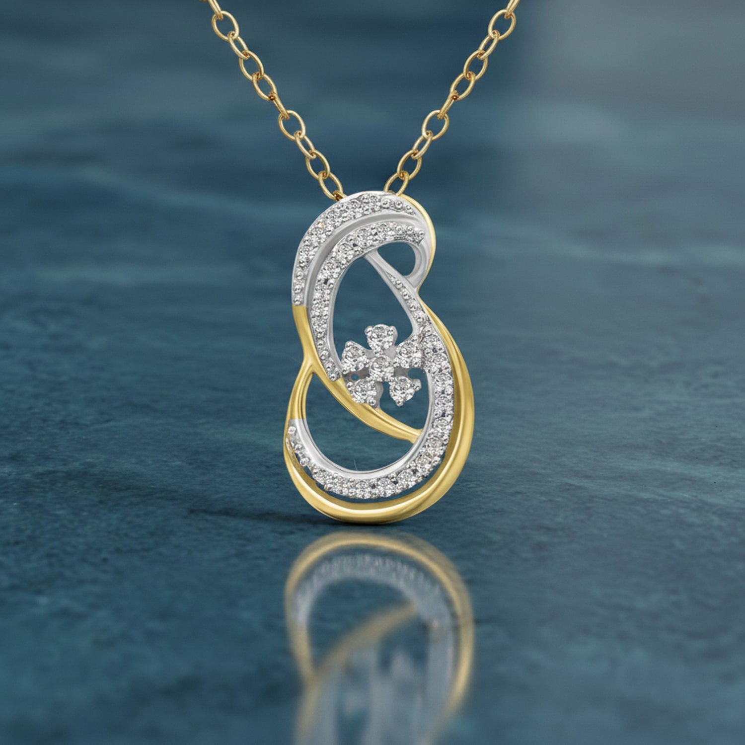 0.21 Ct Diamond Pendant Necklace in 14Kt
